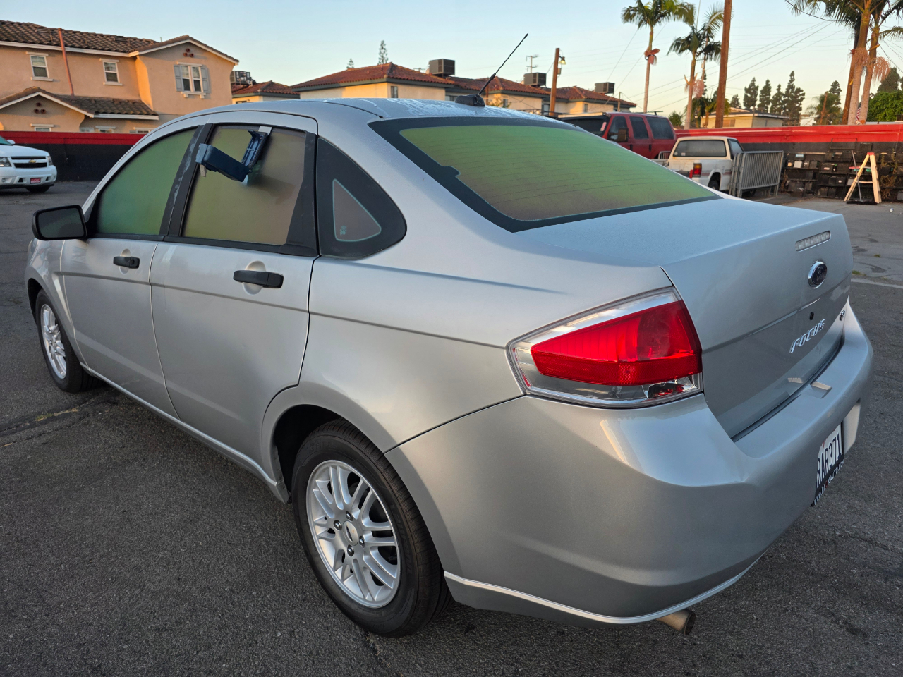 2009 Ford Focus Sedan photo 2