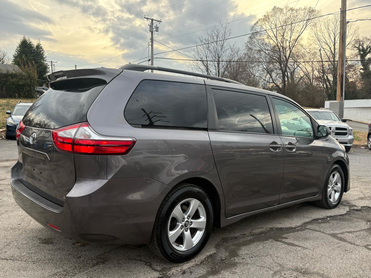 Toyota Sienna LE 8-Passenger 2018