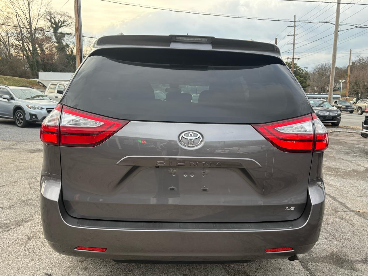 Toyota Sienna LE 8-Passenger 2018