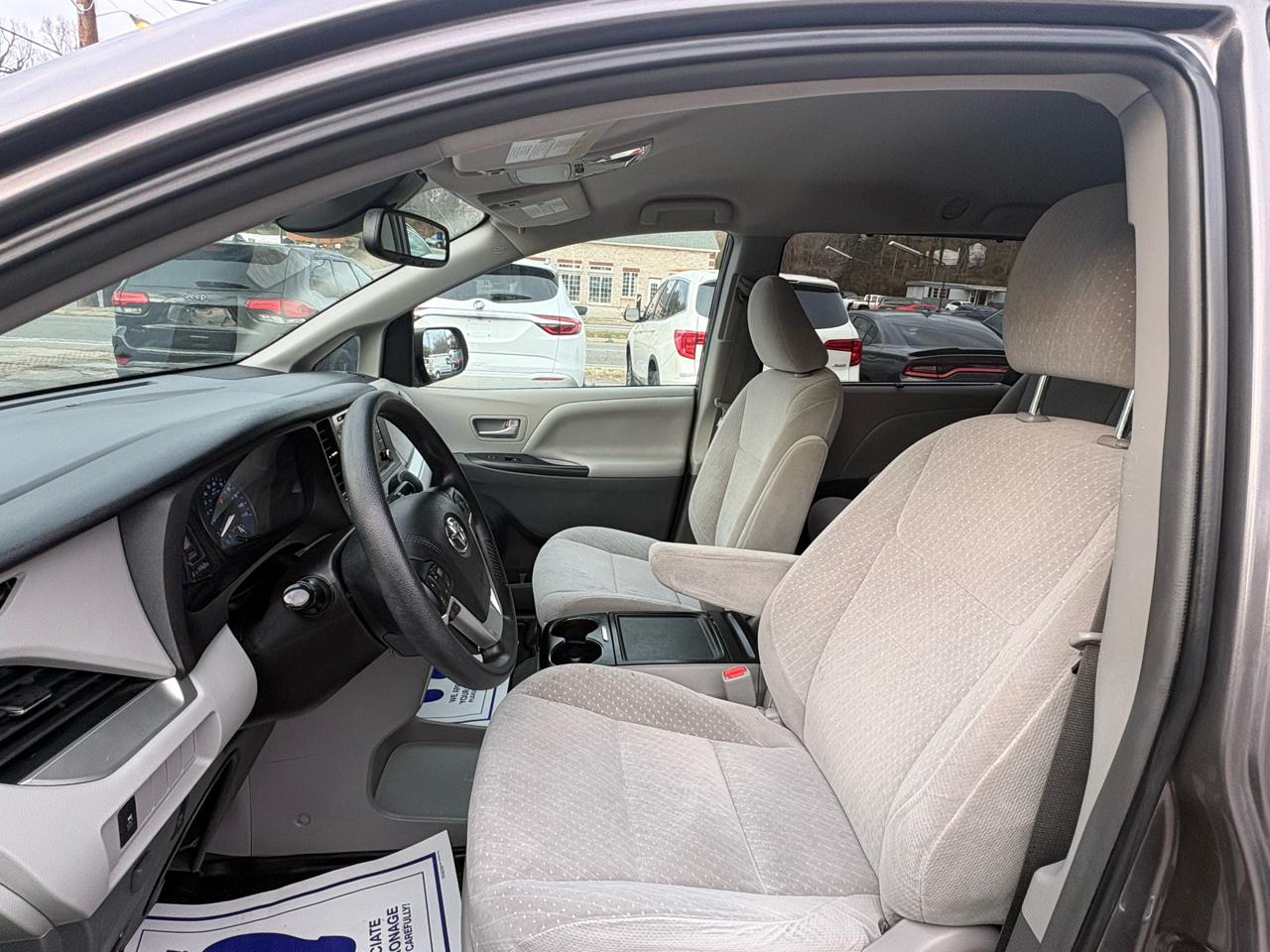 Toyota Sienna LE 8-Passenger 2018