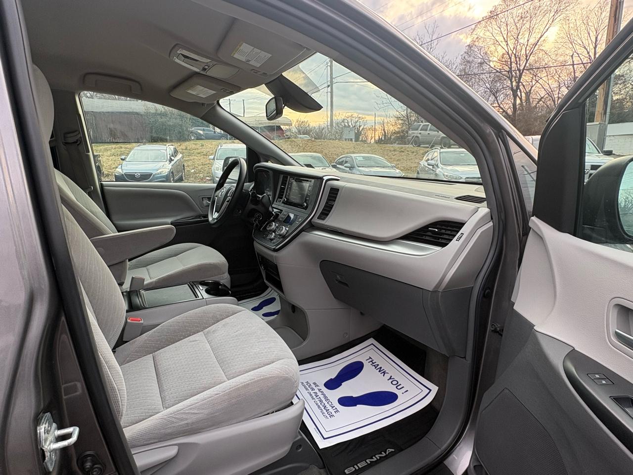 Toyota Sienna LE 8-Passenger 2018