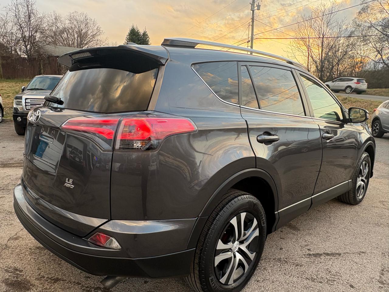 Toyota RAV4 LE AWD 2017