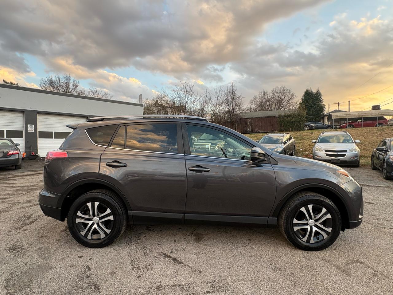 Toyota RAV4 LE AWD 2017