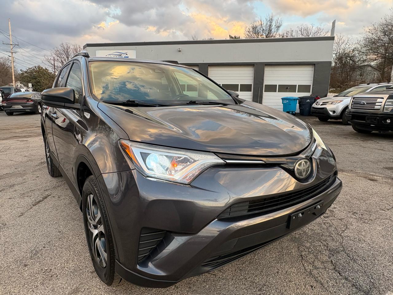 Toyota RAV4 LE AWD 2017