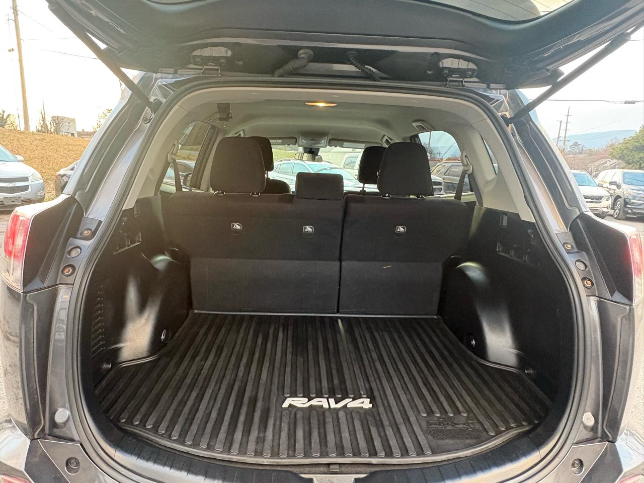 Toyota RAV4 LE AWD 2017