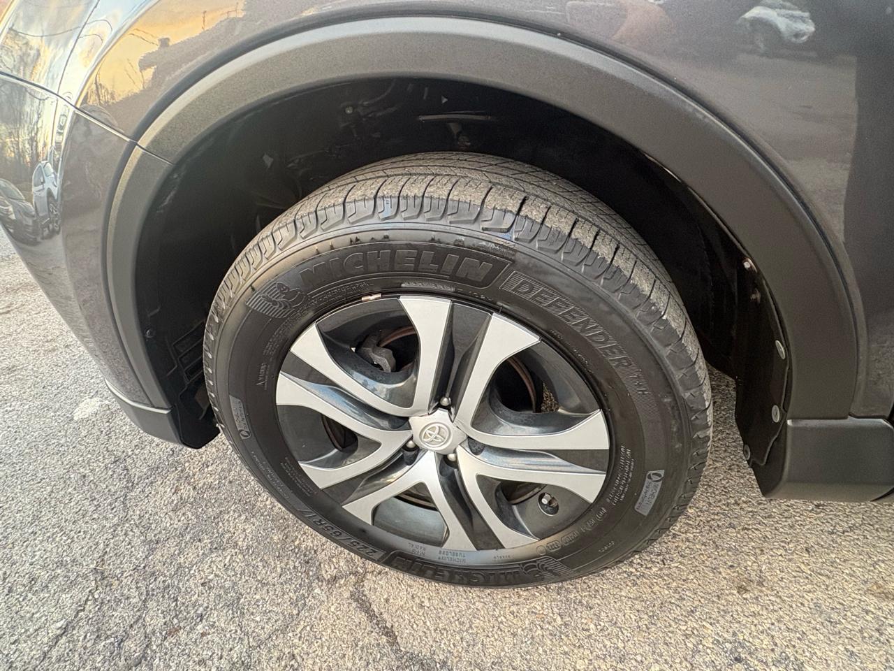 Toyota RAV4 LE AWD 2017