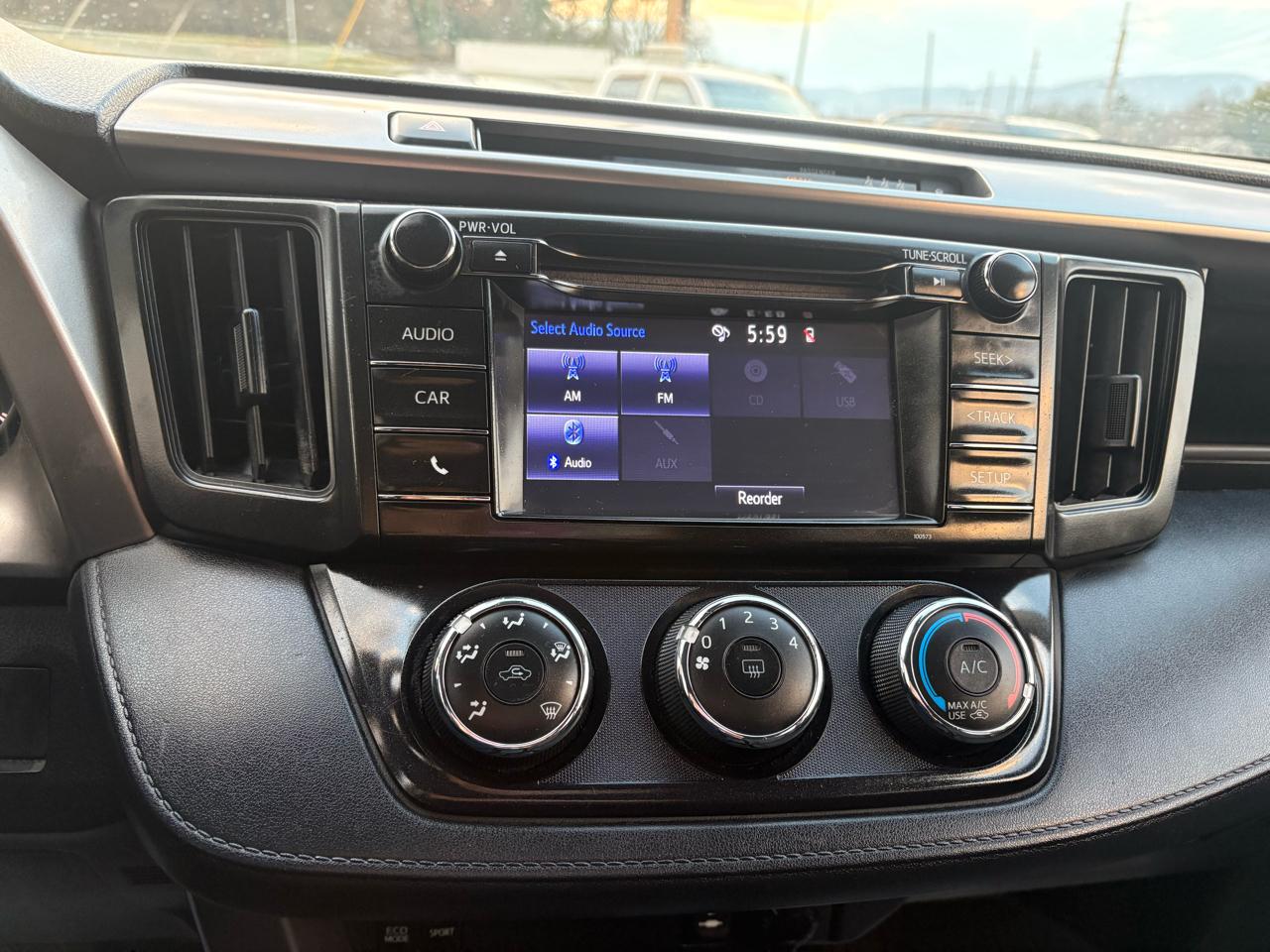 Toyota RAV4 LE AWD 2017