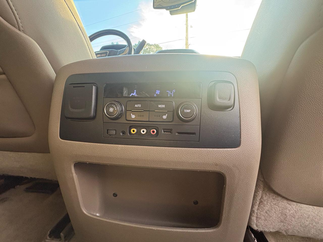 GMC Yukon XL SLT 1/2 Ton 4WD 2015
