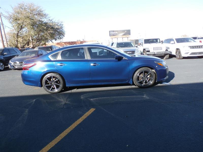 2017 Nissan Altima SR's photo