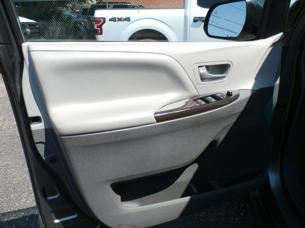 Toyota Sienna XLE FWD 8-Passenger V6 2015