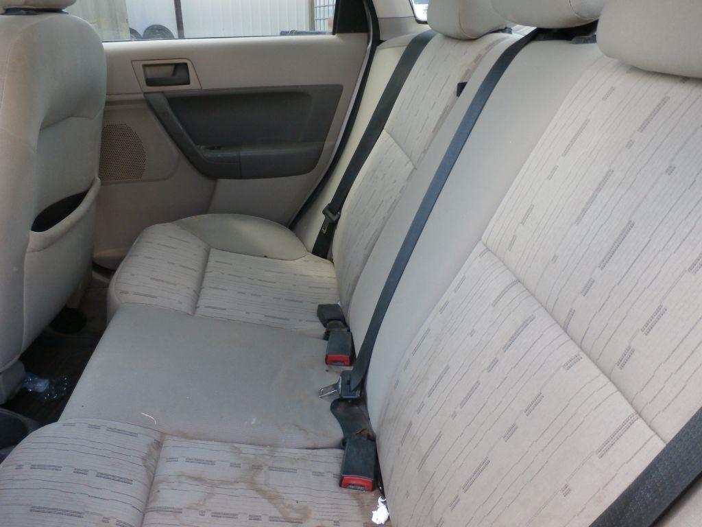 Ford Focus SE Sedan 2011