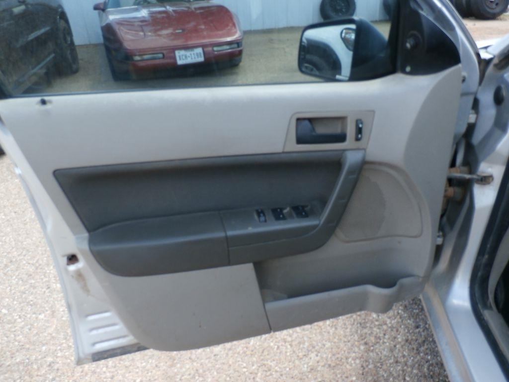 Ford Focus SE Sedan 2011