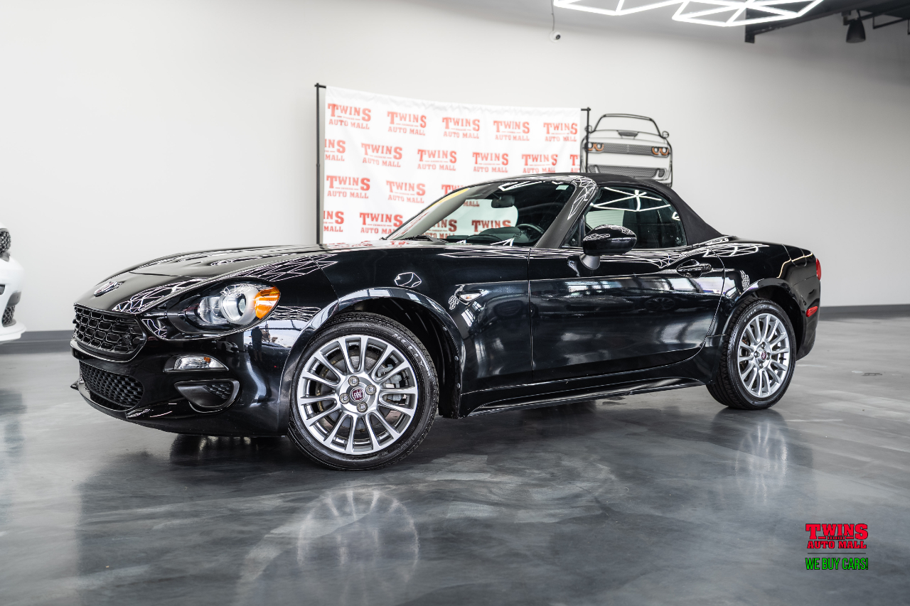 2017 Fiat 124 Spider Lusso photo 2