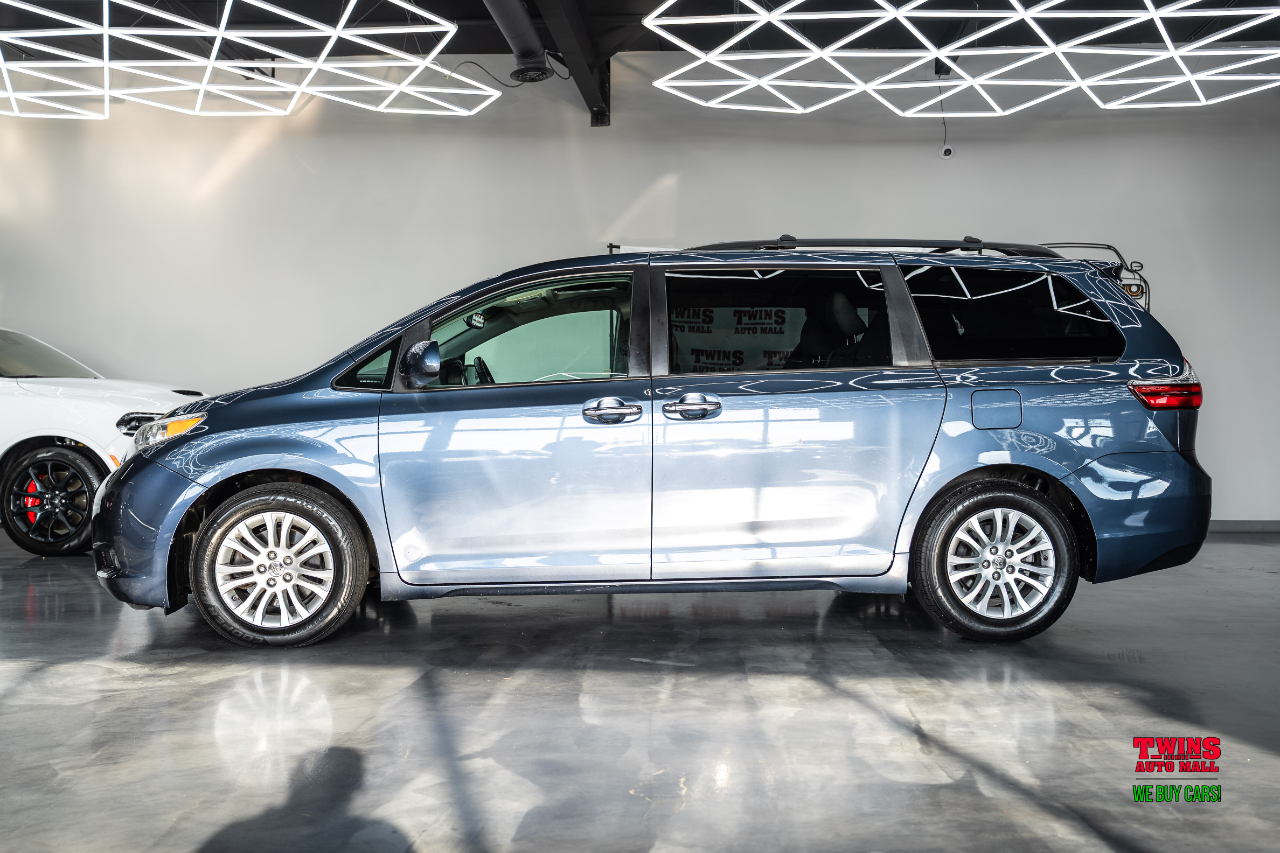 2015 Toyota Sienna XLE photo 2