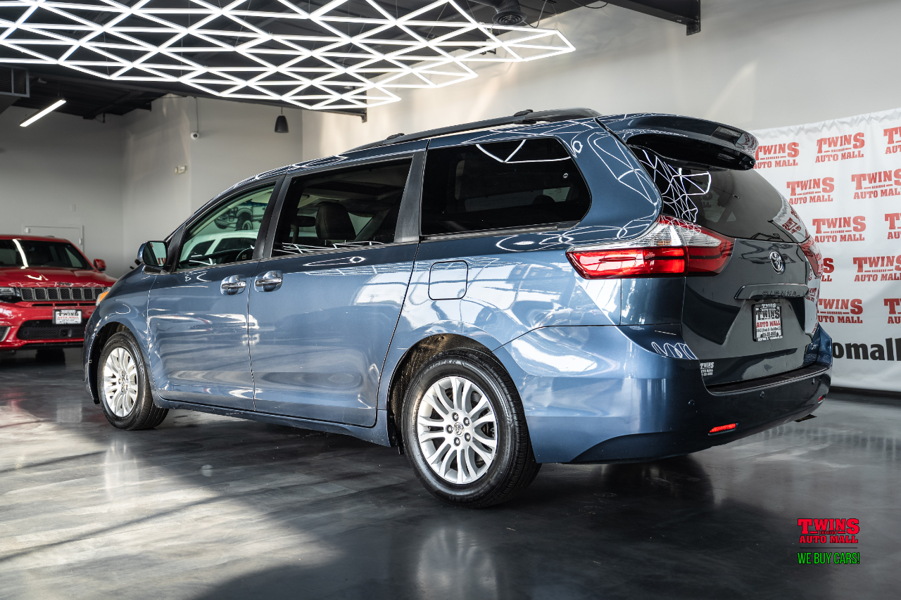 2015 Toyota Sienna XLE photo 3
