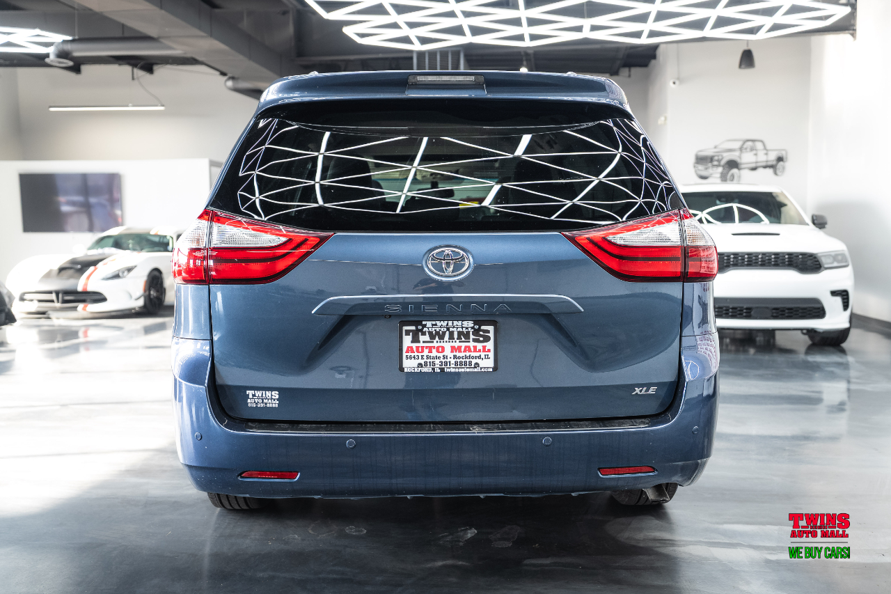 2015 Toyota Sienna XLE photo 4