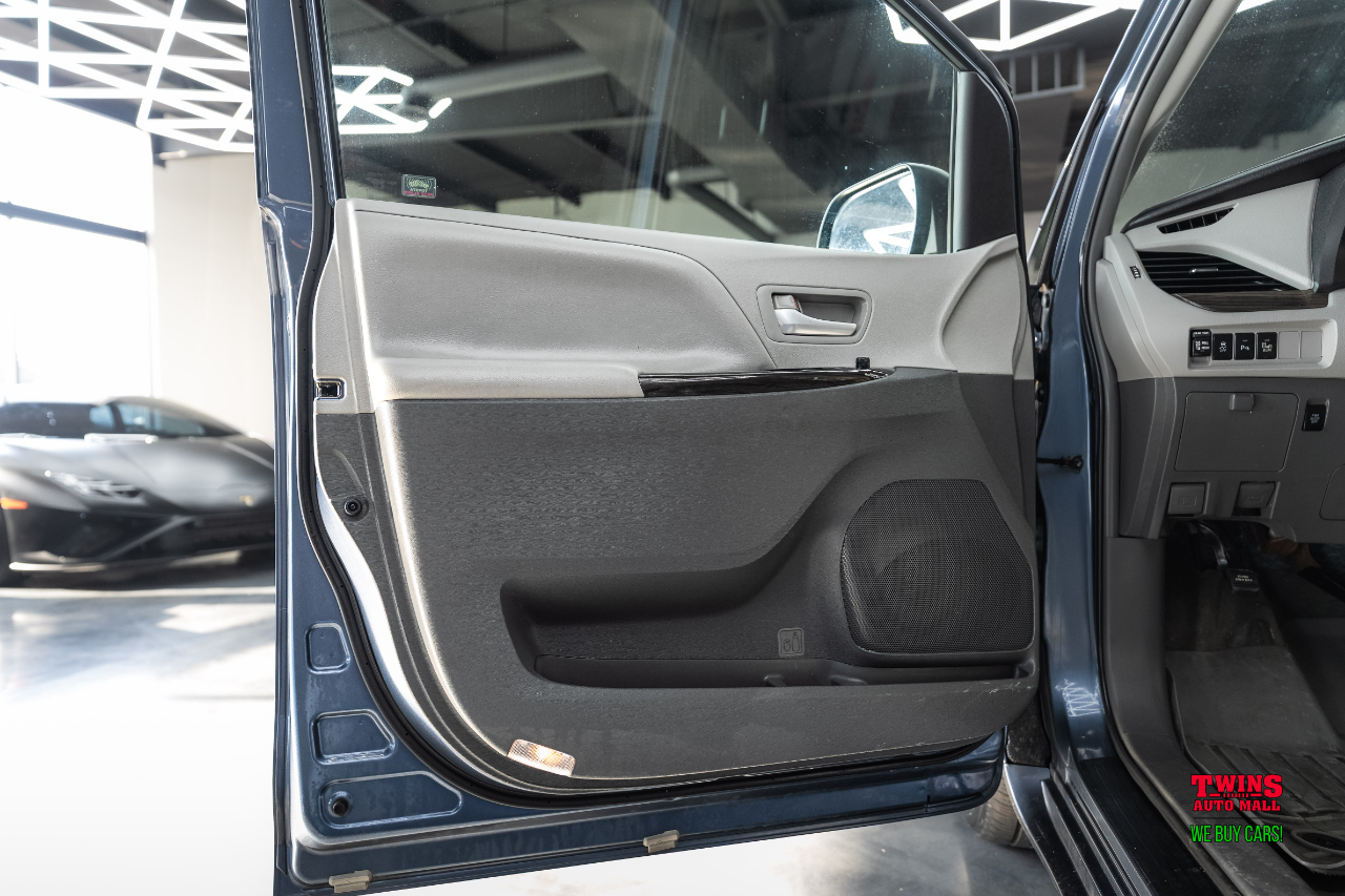 Toyota Sienna XLE FWD 8-Passenger V6 2015 Toyota Sienna XLE FWD 8-Passenger V6 2015