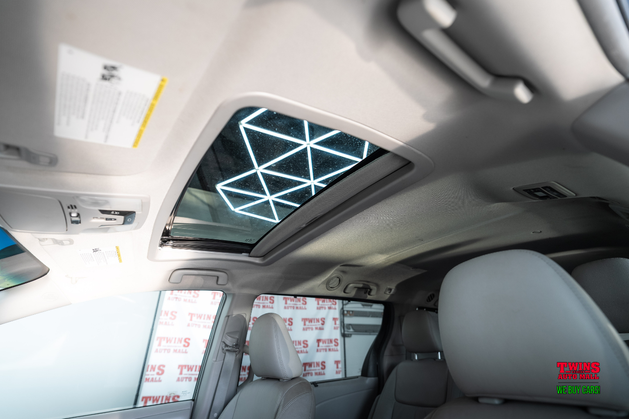 Toyota Sienna XLE FWD 8-Passenger V6 2015 Toyota Sienna XLE FWD 8-Passenger V6 2015