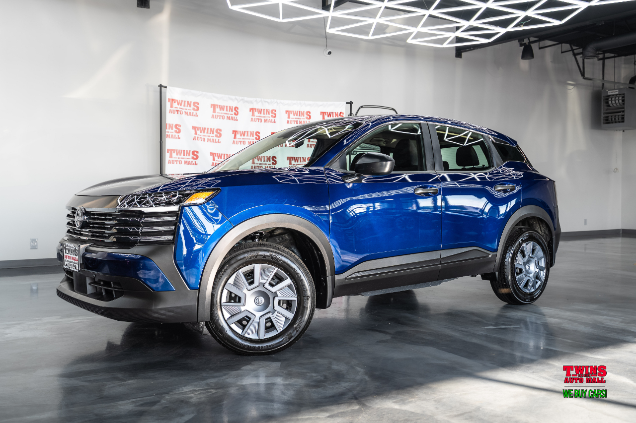 2025 Nissan Kicks S photo 2