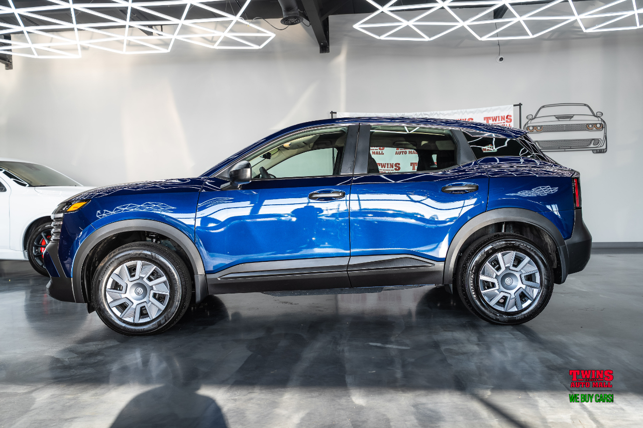2025 Nissan Kicks S photo 3