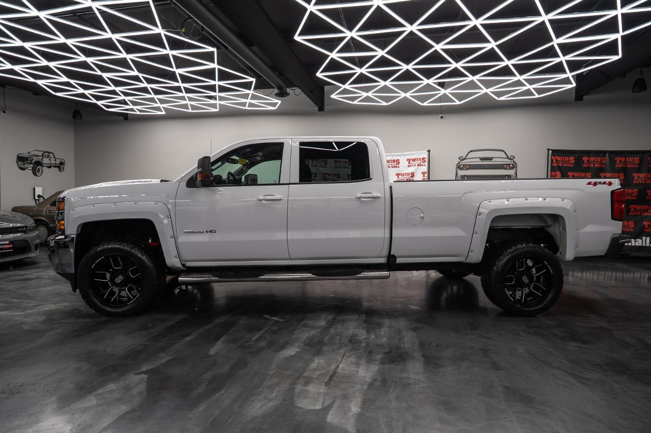 Chevrolet Silverado HD photo 3