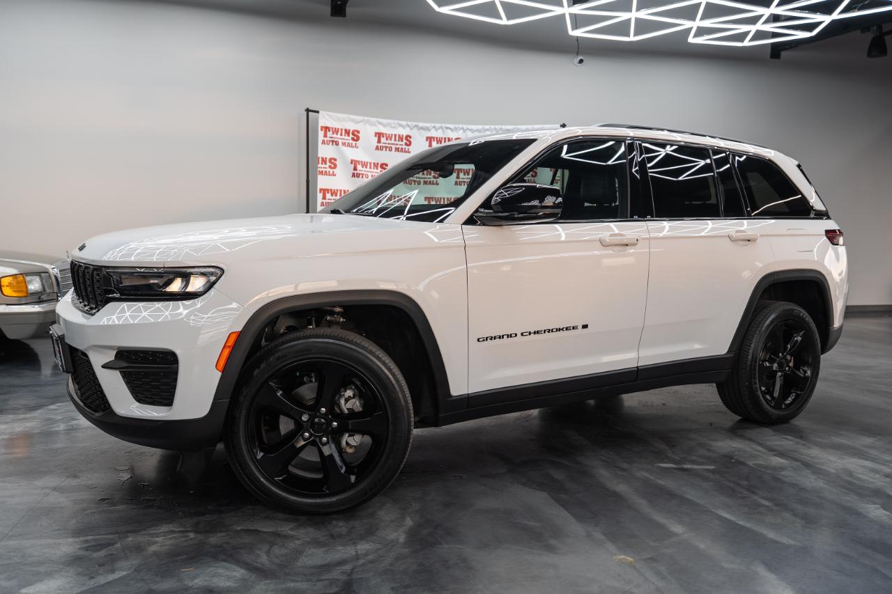 Jeep Grand Cherokee Laredo 4WD 2023
