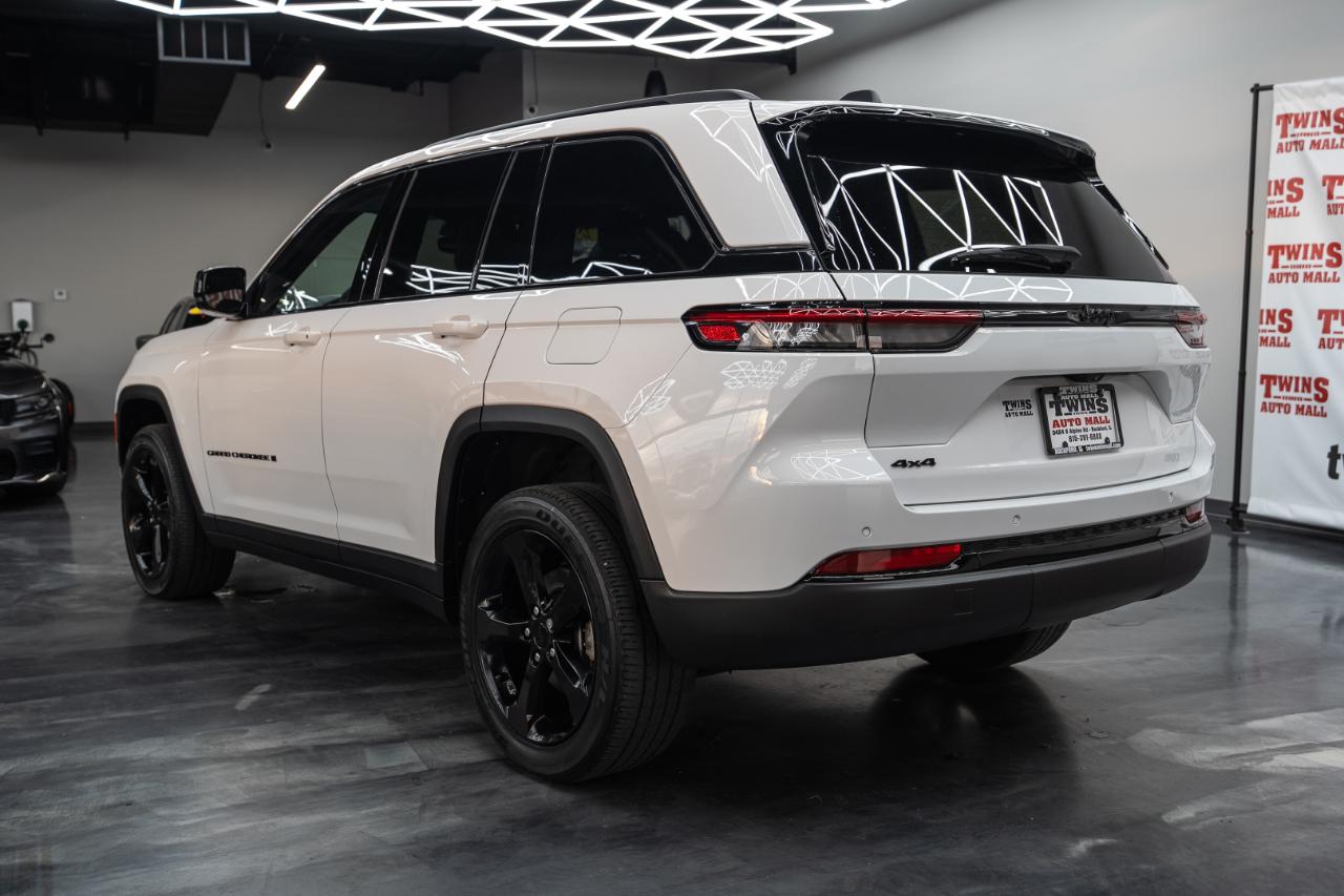 Jeep Grand Cherokee Laredo 4WD 2023