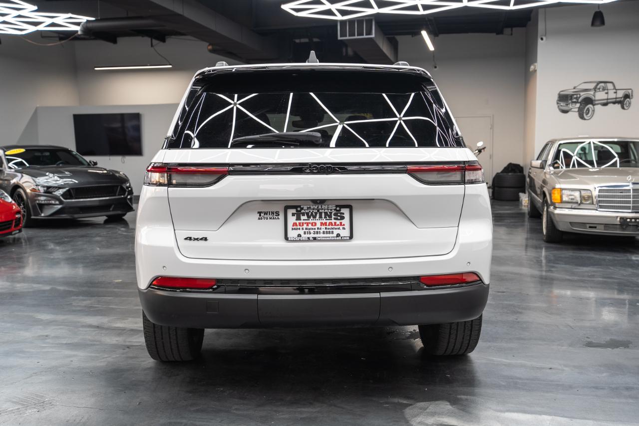 Jeep Grand Cherokee Laredo 4WD 2023