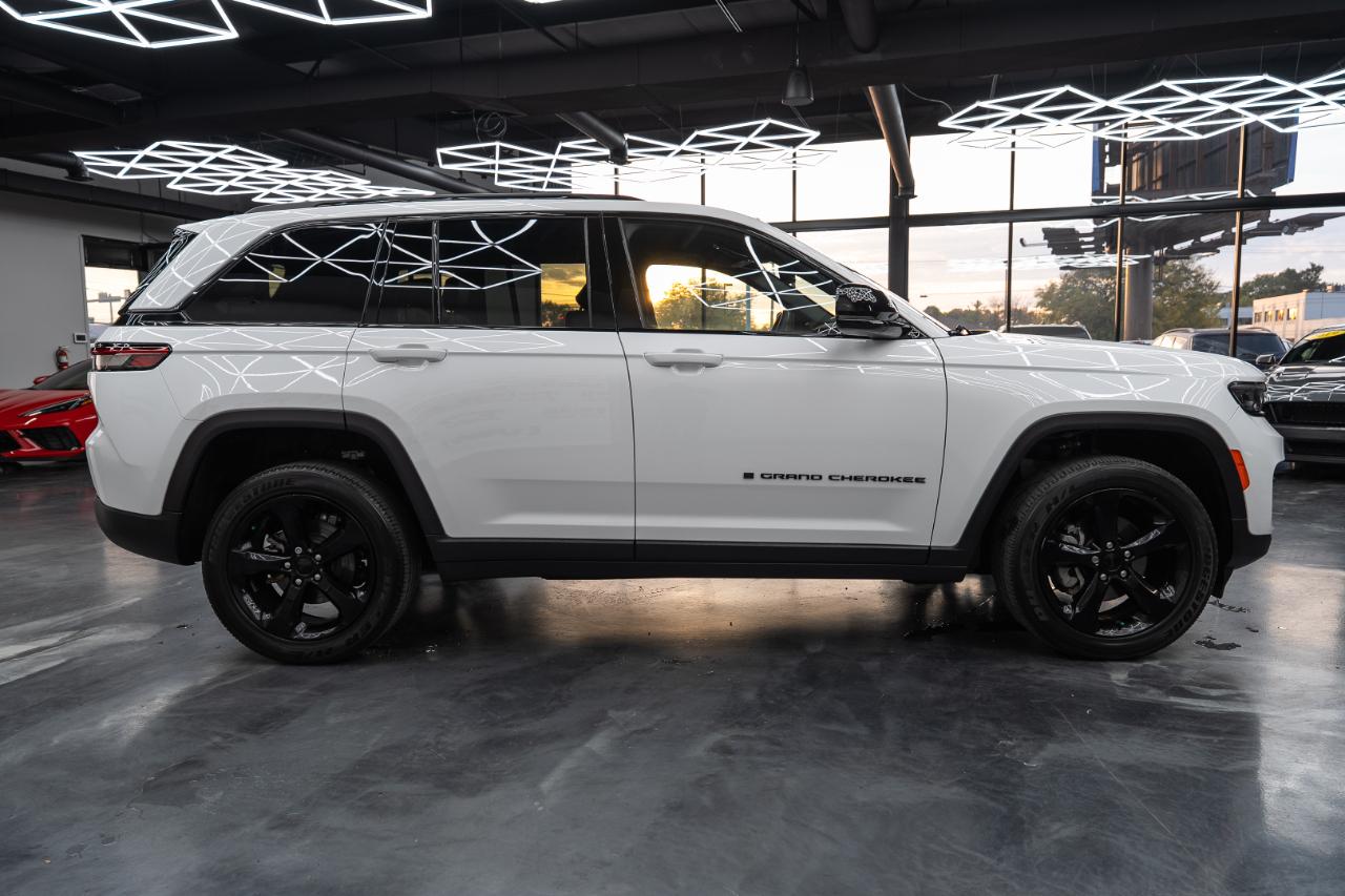 Jeep Grand Cherokee Laredo 4WD 2023