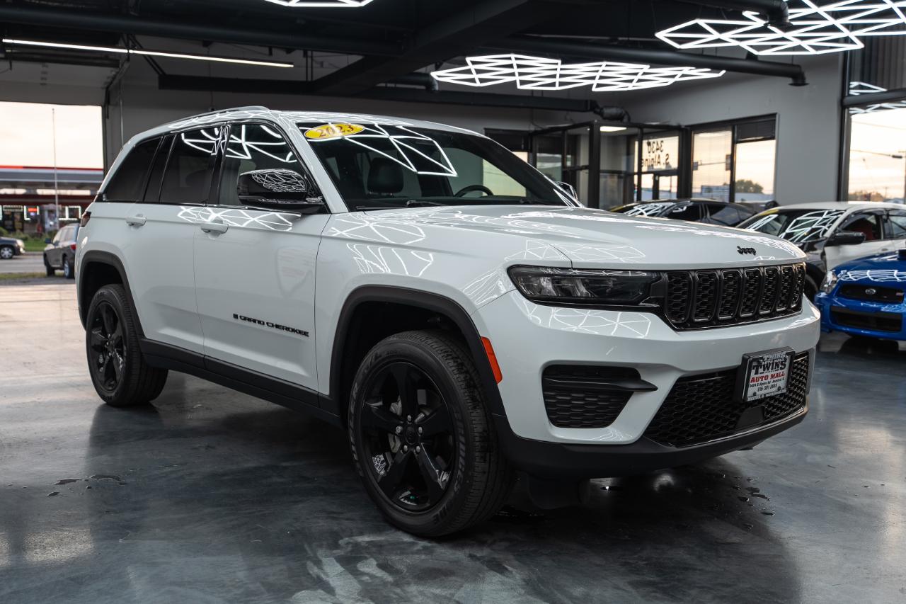 Jeep Grand Cherokee Laredo 4WD 2023