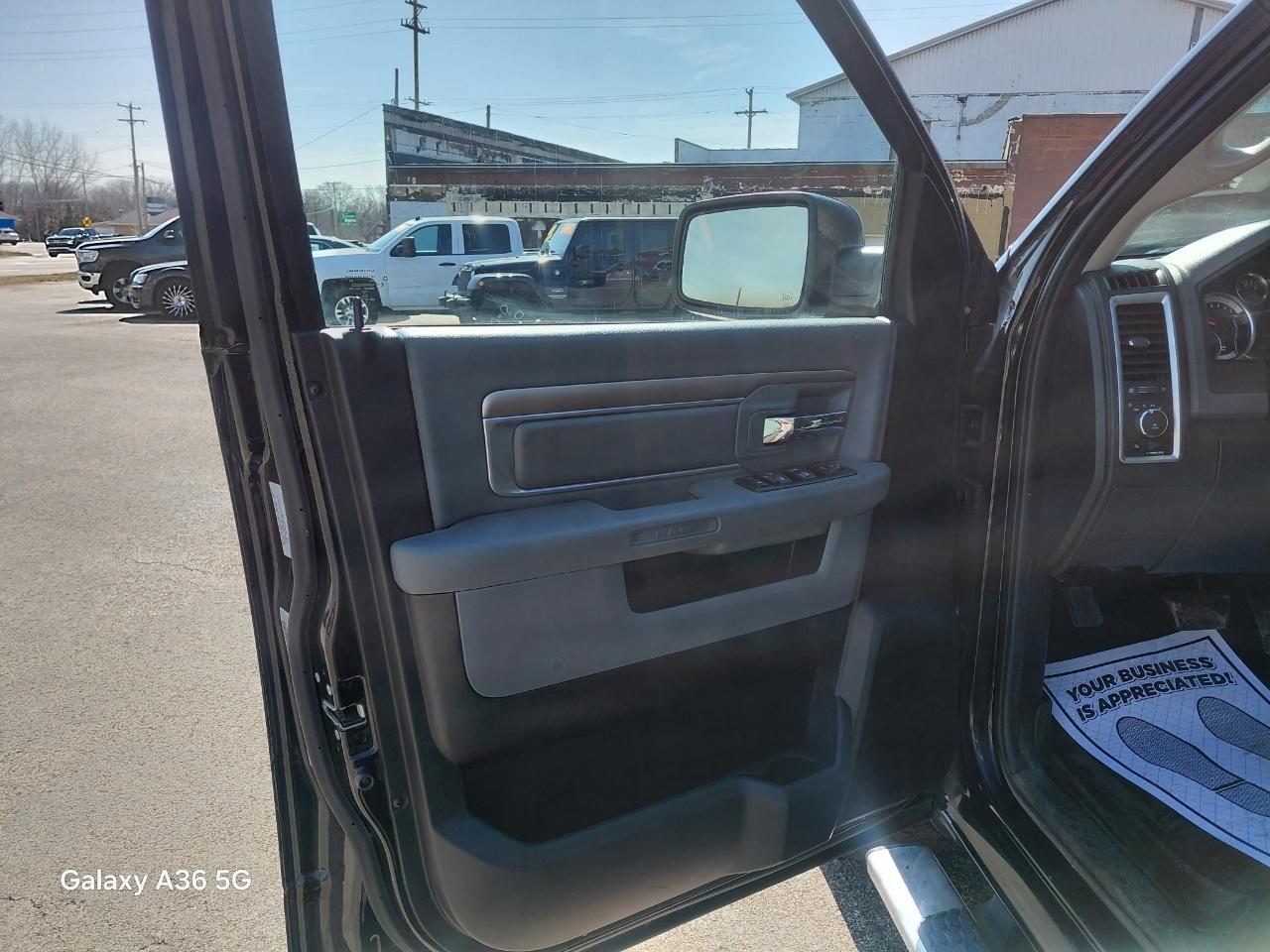 RAM 1500 SLT Crew Cab SWB 4WD 2014