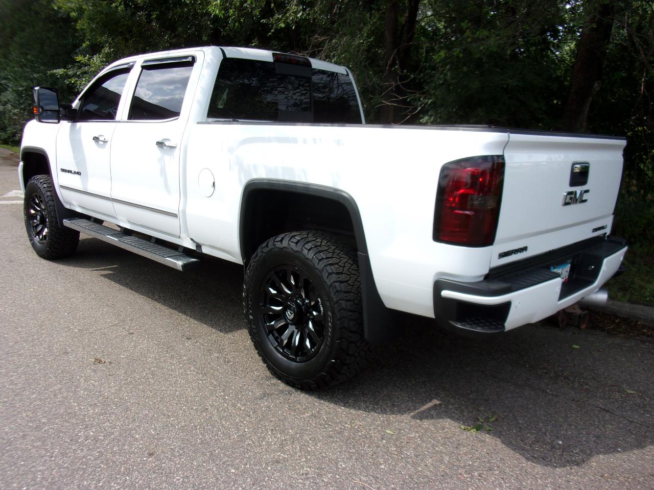 GMC Sierra 2500HD Denali Crew Cab 4WD 2017