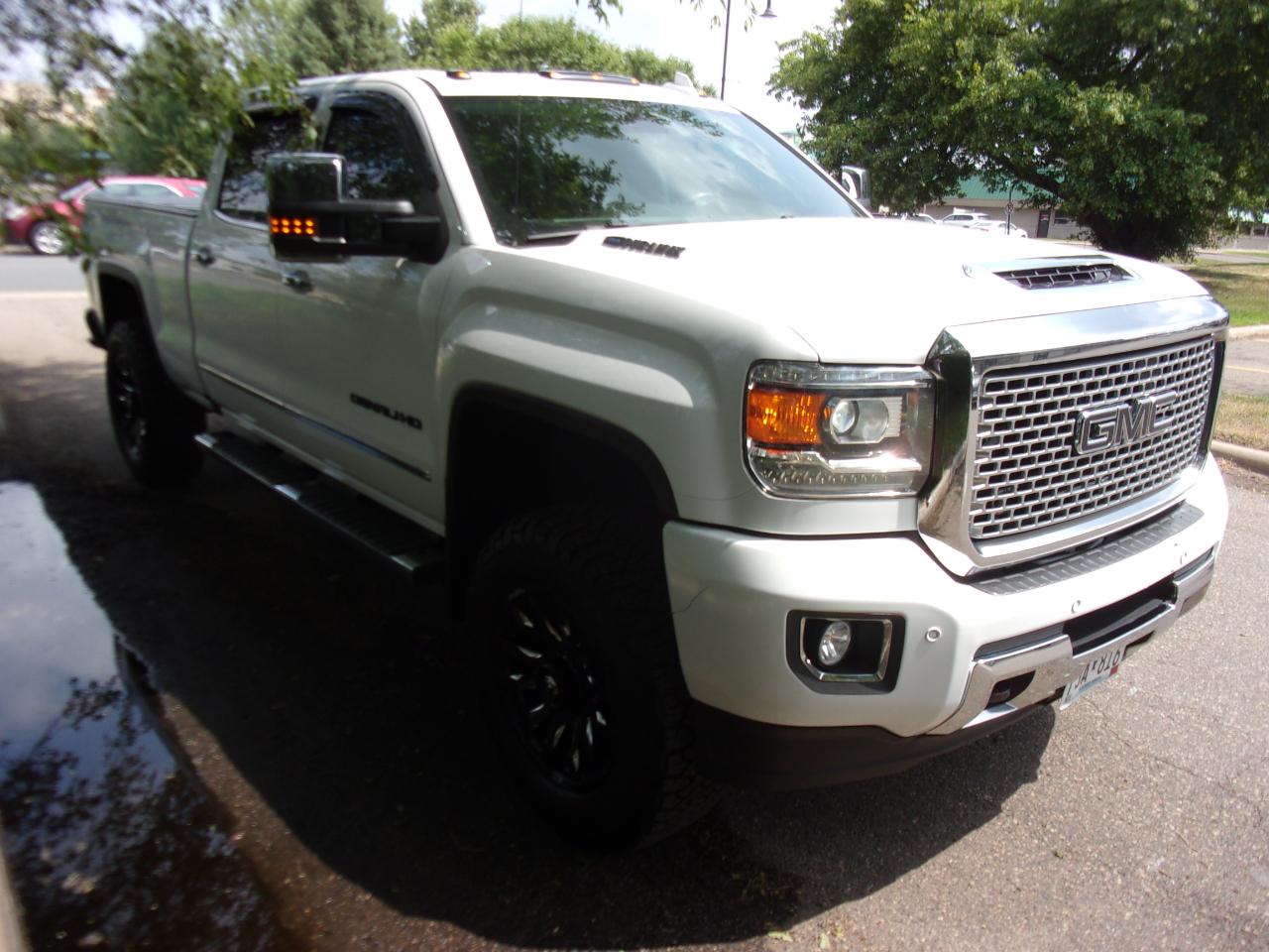 GMC Sierra 2500HD Denali Crew Cab 4WD 2017