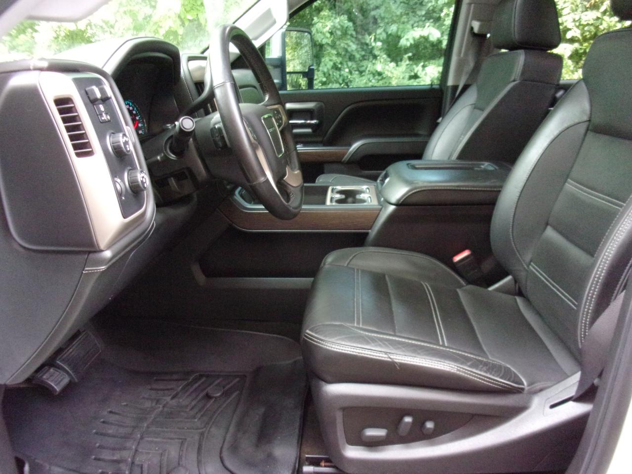 GMC Sierra 2500HD Denali Crew Cab 4WD 2017