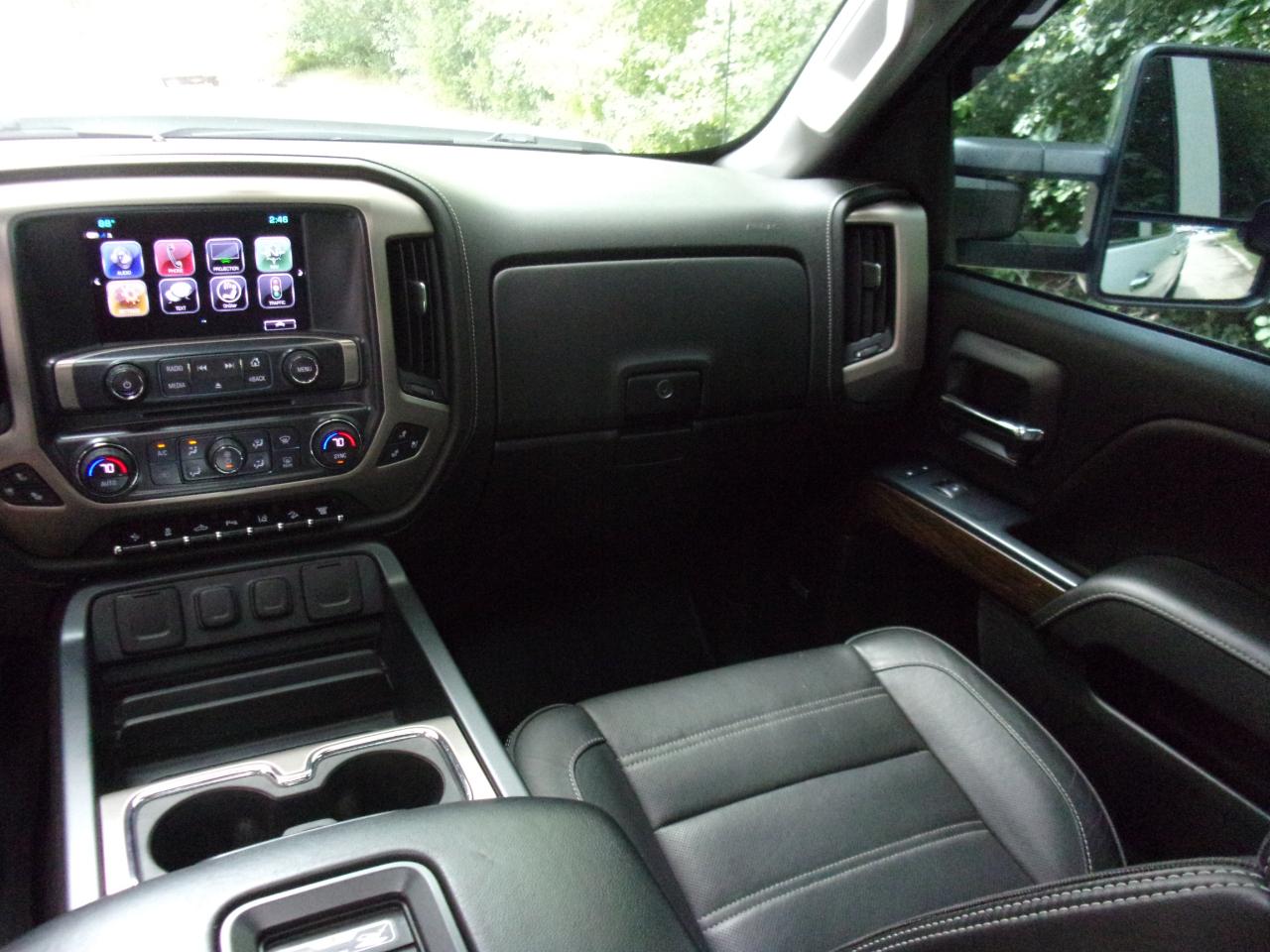 GMC Sierra 2500HD Denali Crew Cab 4WD 2017