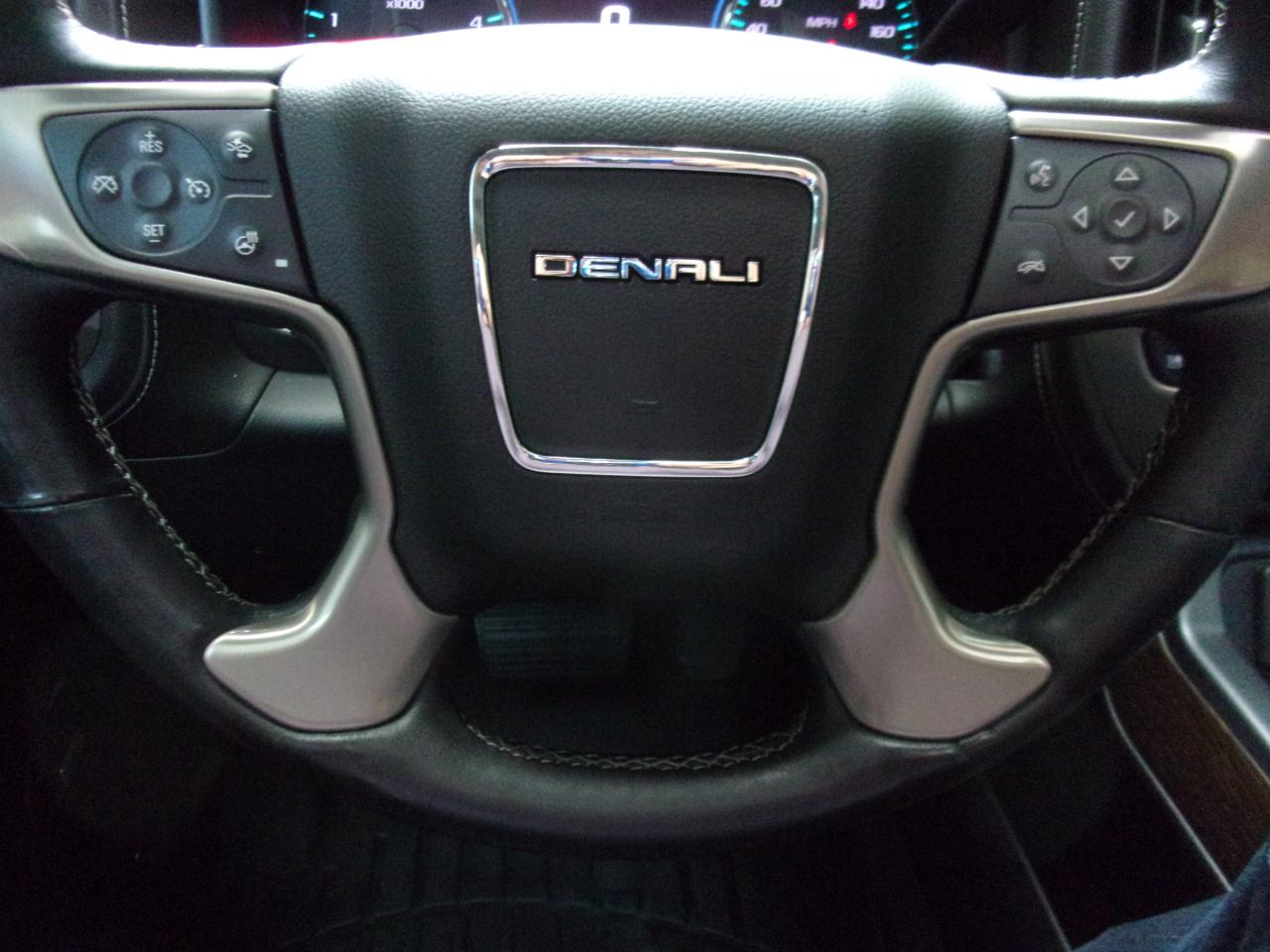 GMC Sierra 2500HD Denali Crew Cab 4WD 2017