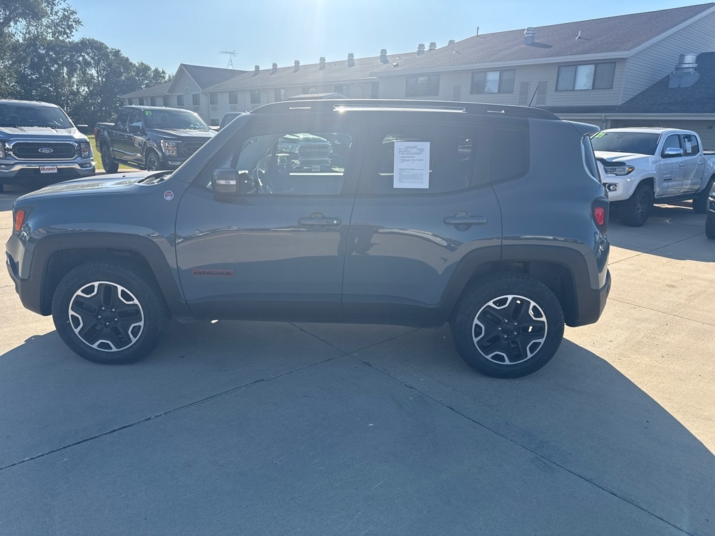 2016 Jeep Renegade Trailhawk photo 2