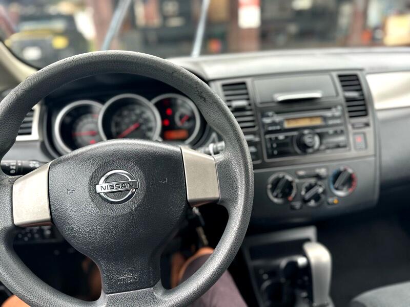 Nissan Versa 1.8 SL Hatchback 2012