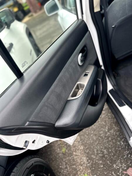 Nissan Versa 1.8 SL Hatchback 2012