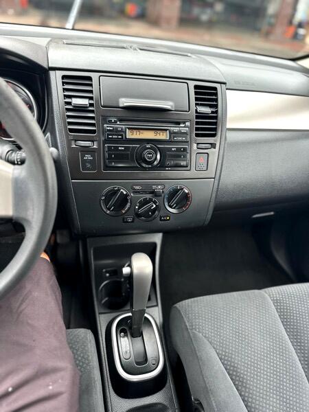 Nissan Versa 1.8 SL Hatchback 2012