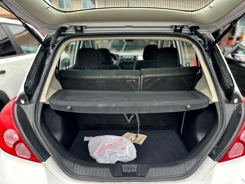 Nissan Versa 1.8 SL Hatchback 2012