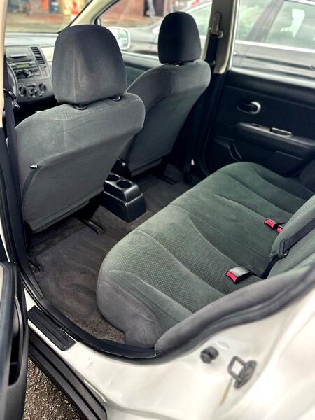 Nissan Versa 1.8 SL Hatchback 2012