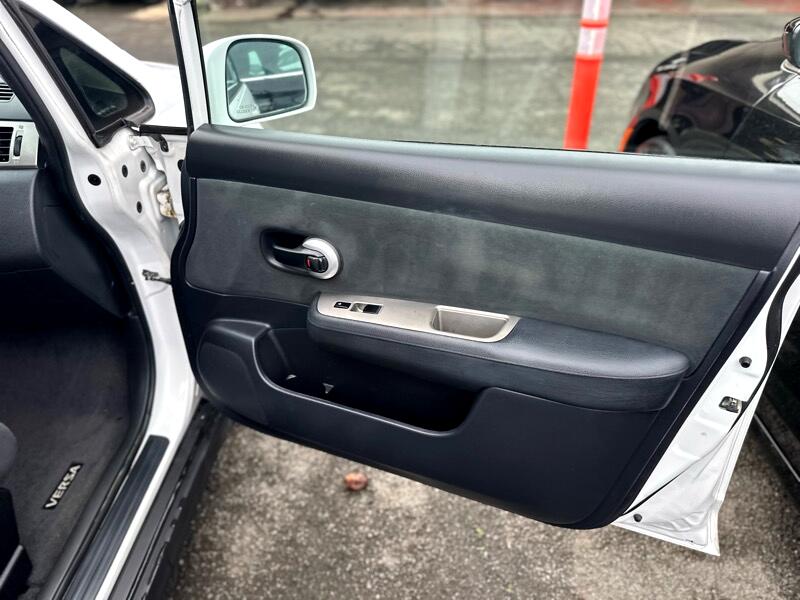 Nissan Versa 1.8 SL Hatchback 2012