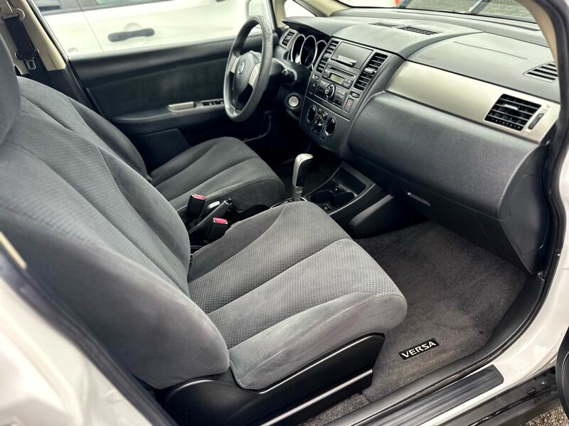 Nissan Versa 1.8 SL Hatchback 2012