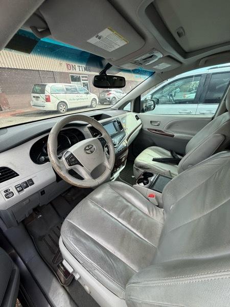 Toyota Sienna XLE FWD 8-Passenger V6 2012