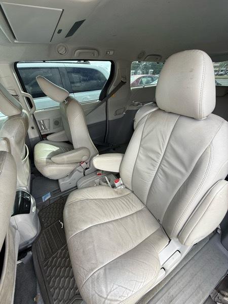 Toyota Sienna XLE FWD 8-Passenger V6 2012