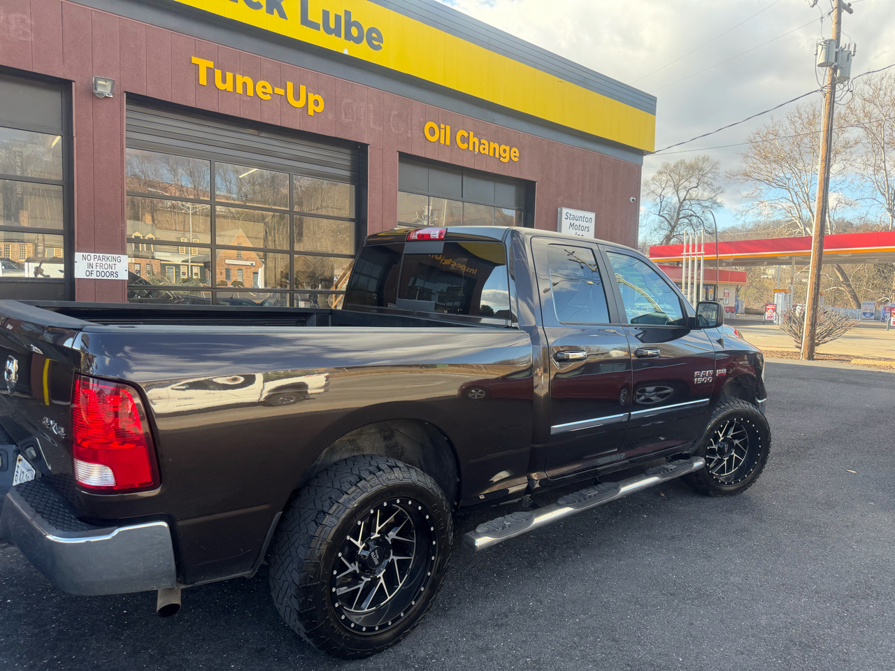 RAM 1500 4WD Quad Cab 140.5" SLT 2017