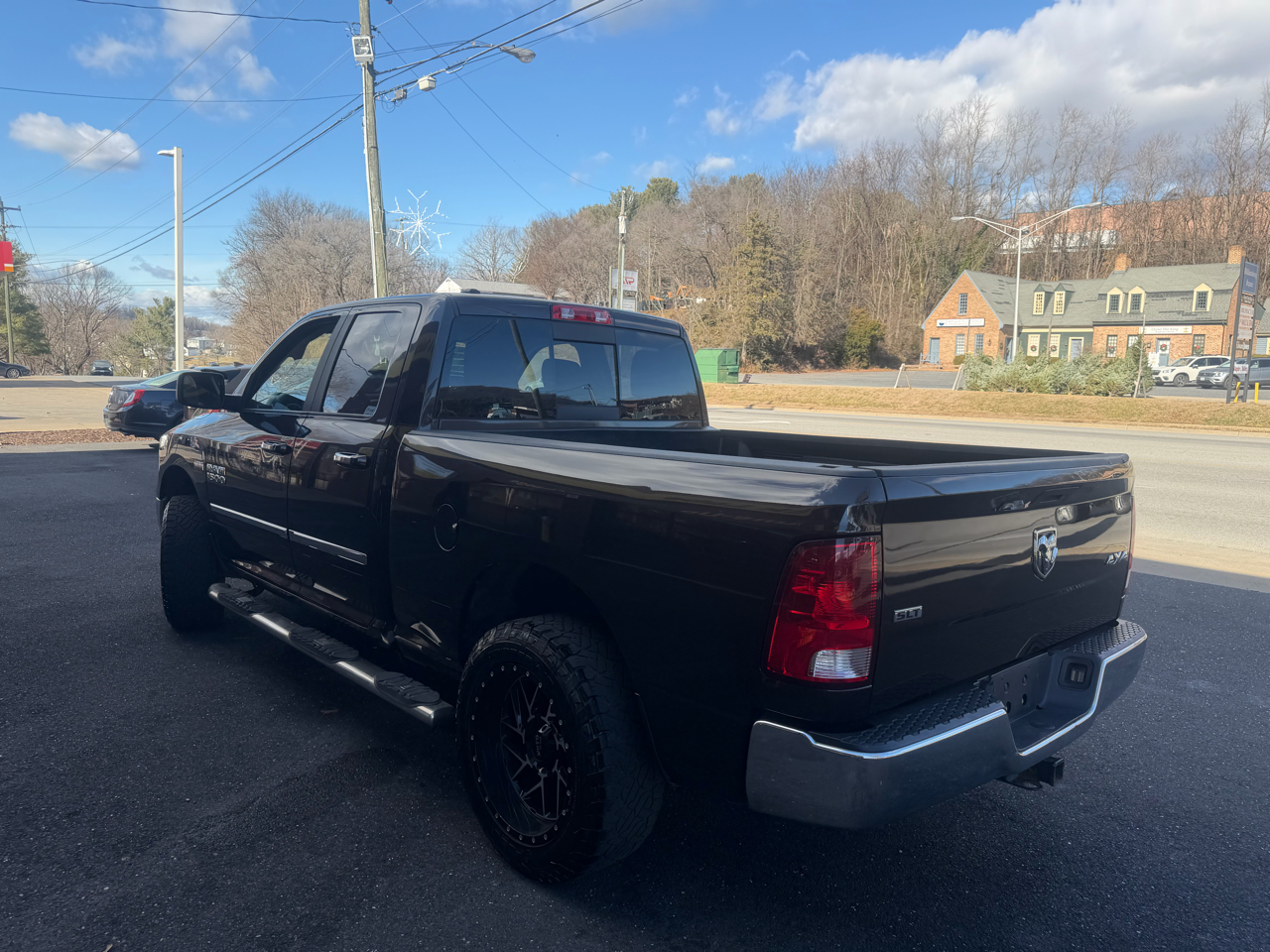 RAM 1500 4WD Quad Cab 140.5" SLT 2017