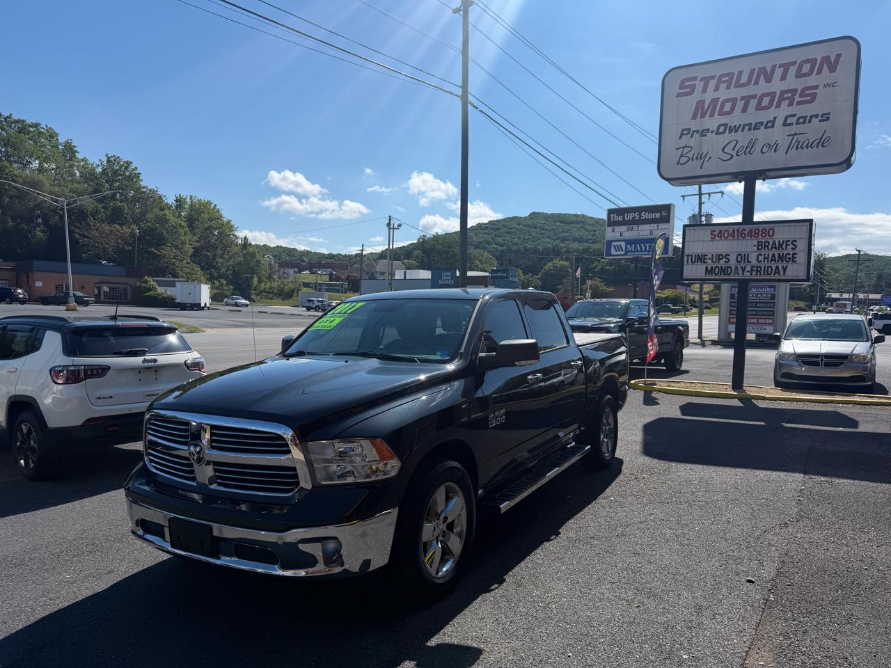 RAM 1500 4WD Crew Cab 140.5" Big Horn 2017