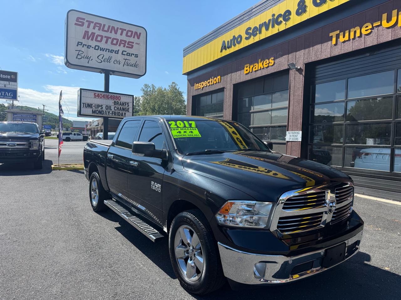 RAM 1500 4WD Crew Cab 140.5" Big Horn 2017